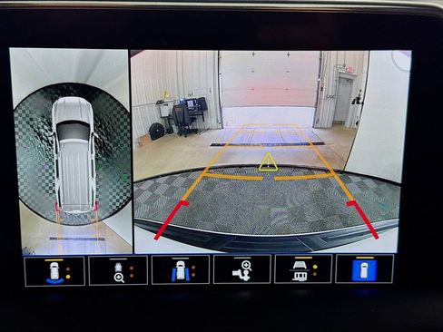 Used 2024 GMC Yukon AT4 w/ Technology Package image 13