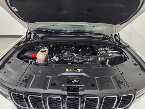 Used 2023 Jeep Grand Cherokee Limited image 10