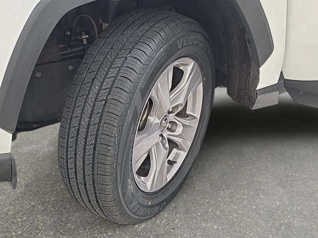 Certified 2025 Toyota RAV4 XLE AWD/4WD image 28