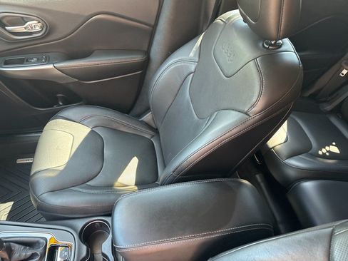 Used 2019 Jeep Cherokee Limited w/ Luxury Group AWD/4WD image 16