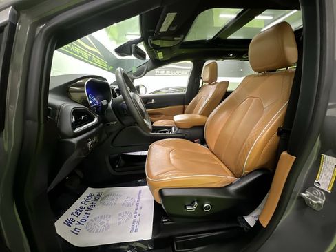Used 2023 Chrysler Pacifica Pinnacle FWD image 17