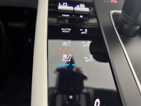 Certified 2023 Porsche Macan Turbo AWD/4WD image 23