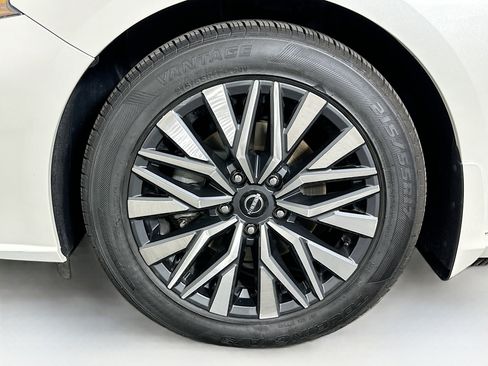 Used 2023 Nissan Altima 2.5 SV w/ SV Premium Package FWD image 11