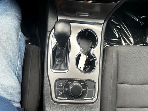 Used 2019 Jeep Grand Cherokee Laredo image 15