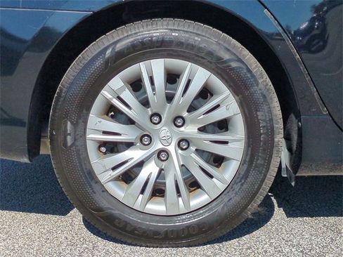 Used 2014 Toyota Camry LE image 10