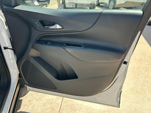 Used 2018 Chevrolet Equinox LT FWD image 16