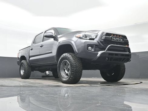 Used 2017 Toyota Tacoma TRD Sport w/ Tow Package (A/T) AWD/4WD image 34