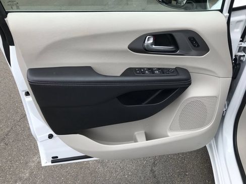 Used 2024 Chrysler Pacifica Touring-L FWD image 10