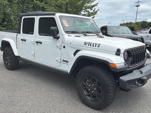Used 2025 Jeep Gladiator Sport AWD/4WD image 5