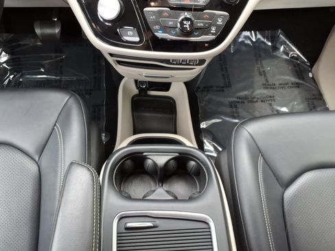 Used 2024 Chrysler Pacifica Touring-L FWD image 22