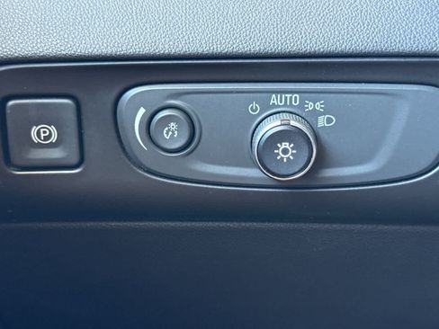 Used 2018 Buick Enclave Essence AWD/4WD image 33