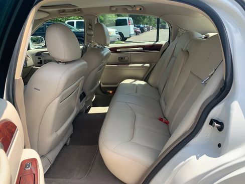 Used 2004 Lincoln Town Car Ultimate RWD image 16