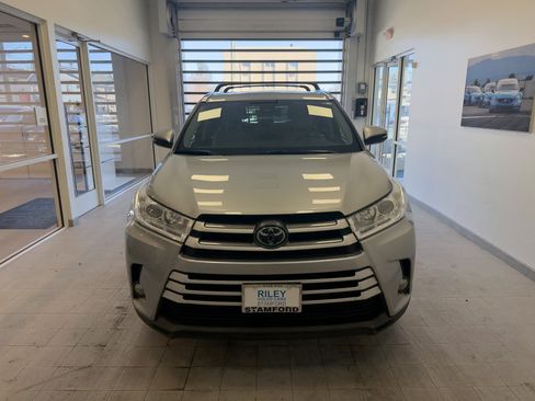 Used 2017 Toyota Highlander SE image 2