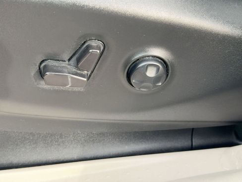 Used 2023 Chrysler Pacifica Limited image 13