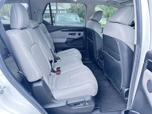 Used 2025 Honda Pilot Touring image 16