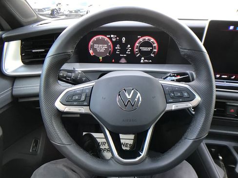 Used 2025 Volkswagen Tiguan SE R-Line image 12