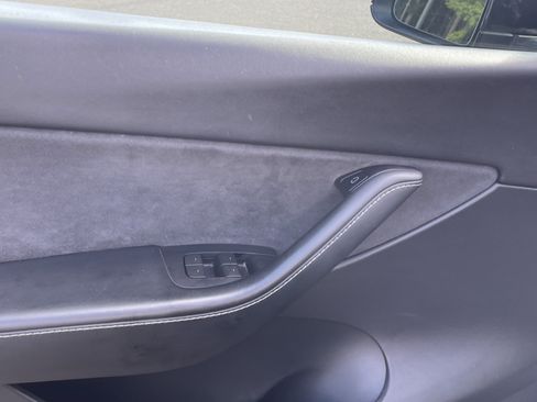 Used 2022 Tesla Model Y Long Range AWD/4WD image 18