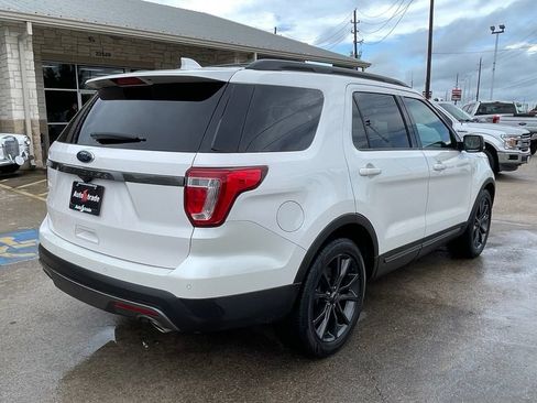 Used 2017 Ford Explorer XLT w/ Equipment Group 202A FWD image 4