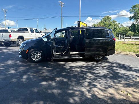 Used 2022 Chrysler Pacifica Touring-L FWD image 6