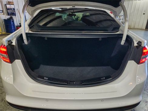 Used 2018 Ford Fusion SE w/ Fusion SE Technology Package image 18