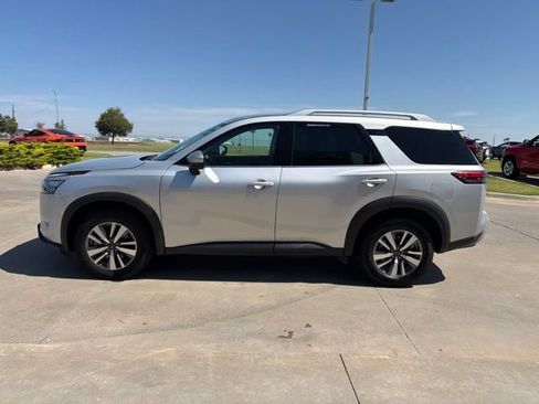 Used 2025 Nissan Pathfinder SL FWD image 4