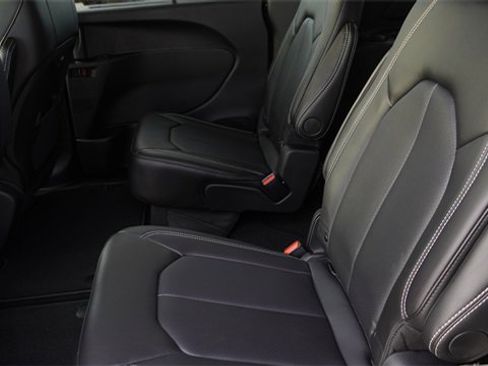 New 2026 Chrysler Pacifica Select image 15