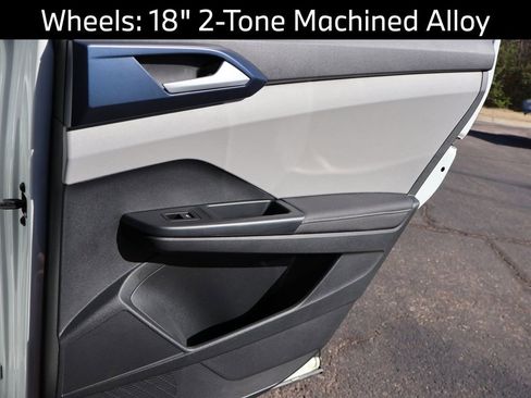Used 2024 Volkswagen Taos SE FWD image 17