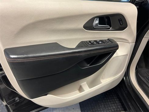Used 2020 Chrysler Pacifica Touring-L image 8