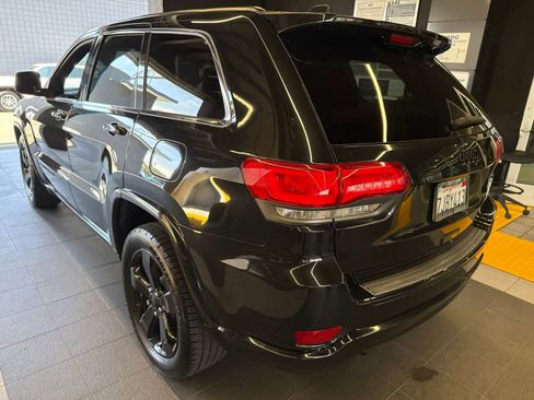 Used 2015 Jeep Grand Cherokee Altitude RWD image 9