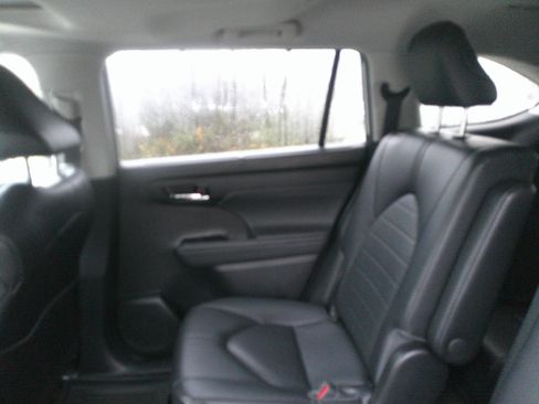 Used 2023 Toyota Highlander XLE image 29