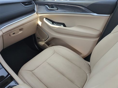 Used 2022 Jeep Grand Cherokee Limited image 27