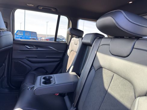 New 2025 Jeep Grand Cherokee Altitude image 33