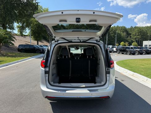 Used 2024 Chrysler Pacifica Touring-L FWD image 29