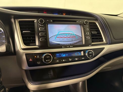 Used 2017 Toyota Highlander Plus FWD image 14