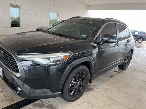 Used 2022 Toyota Corolla Cross XLE w/ Convenience Package FWD image 1