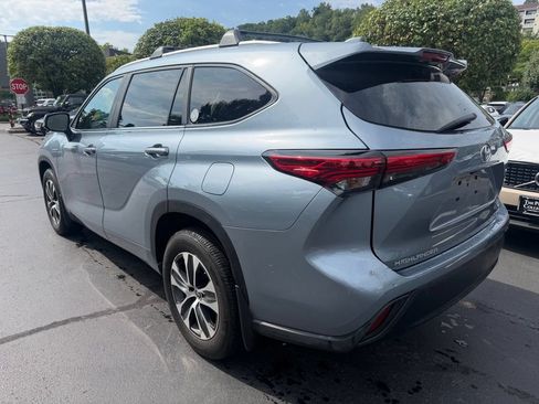 Used 2023 Toyota Highlander XLE AWD/4WD image 2