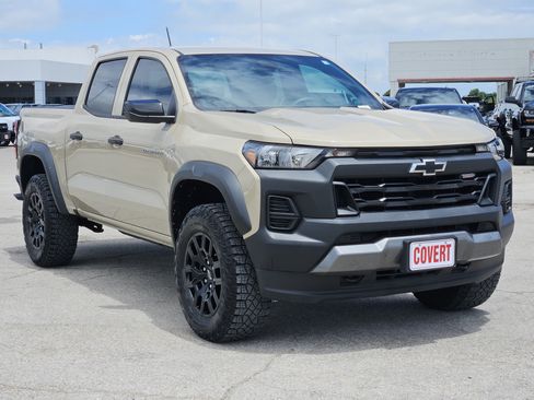 Used 2023 Chevrolet Colorado Trail Boss w/ Advanced Trailering Package AWD/4WD image 3