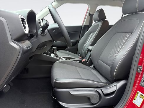 Used 2024 Hyundai Venue Limited image 11