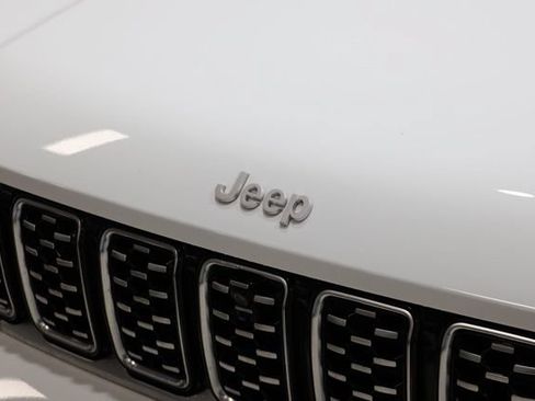 Used 2025 Jeep Grand Cherokee L Summit w/ Luxury Tech Group V AWD/4WD image 12