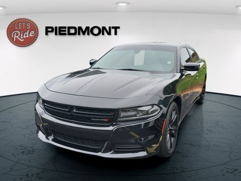 Used 2018 Dodge Charger SXT w/ Blacktop Package RWD image 1