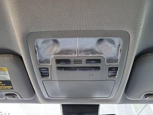 Used 2017 Toyota Highlander SE AWD/4WD image 34