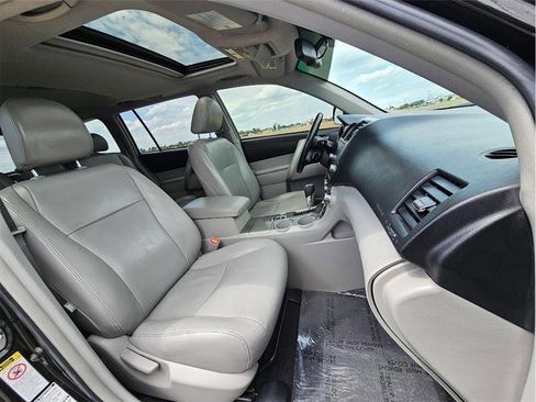 Used 2012 Toyota Highlander SE w/ Tow Pkg AWD/4WD image 14