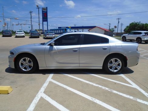 Used 2021 Dodge Charger SXT w/ Leather Interior Group RWD image 4