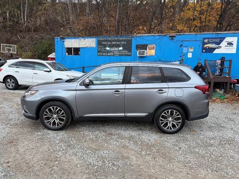 Used 2017 Mitsubishi Outlander SE image 2