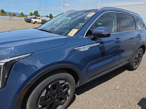 Used 2024 Kia Sorento S w/ Panoramic Sunroof Package FWD image 2
