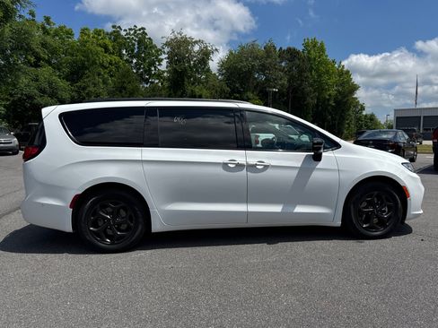 Used 2025 Chrysler Pacifica Premium FWD image 4