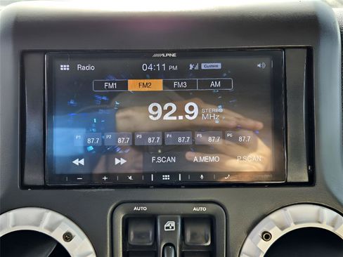 Used 2017 Jeep Wrangler Unlimited Rubicon w/ Connectivity Group AWD/4WD image 15