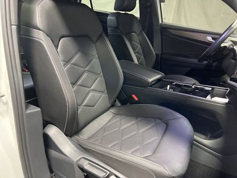 Used 2025 Volkswagen Atlas Cross Sport SE image 9