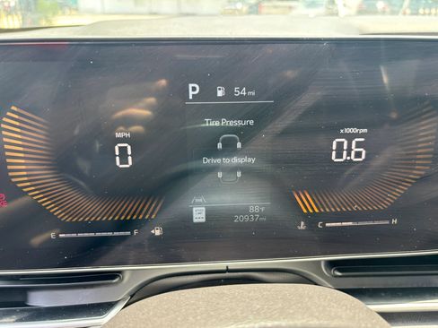 Used 2025 Kia Carnival EX FWD image 14