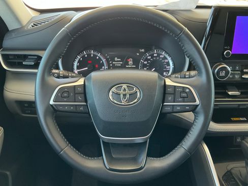 Used 2023 Toyota Highlander XLE FWD image 9